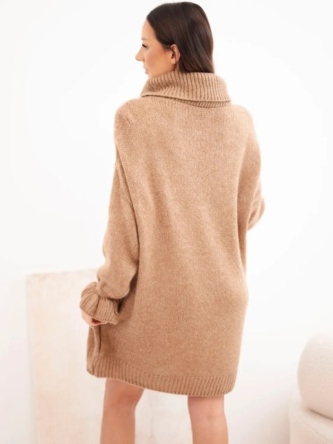 Ciemnocamelowy sweter damski z prążkowanymi ściągaczami przy rękawach