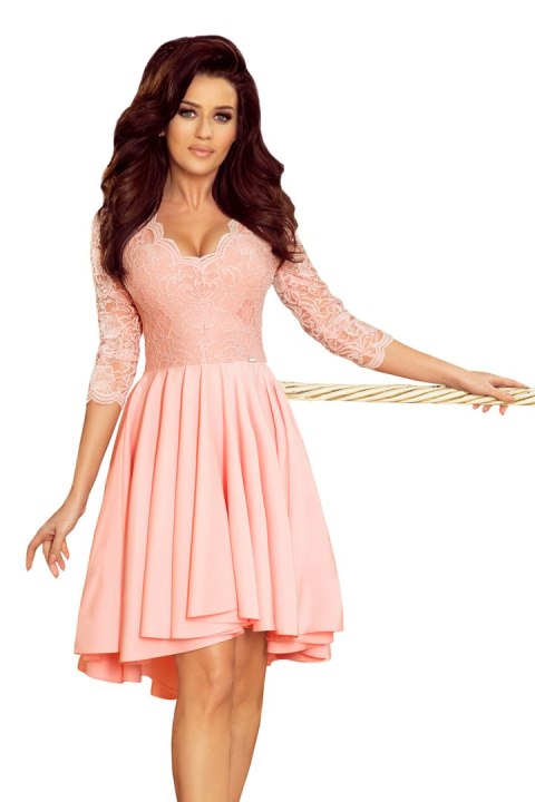 210-7 NICOLLE - sukienka z dłuższym tyłem z koronkowym dekoltem - PASTELOWY RÓŻ - XXL