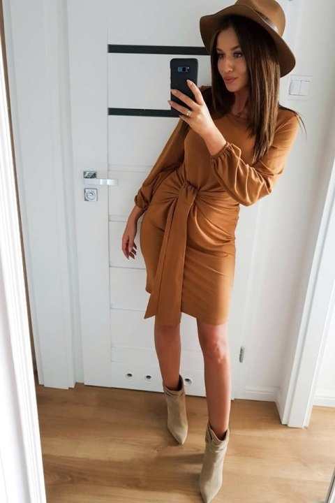 275-1 JENNY Wygodna sukienka z wiązaniem w pasie - KARMELOWA - L