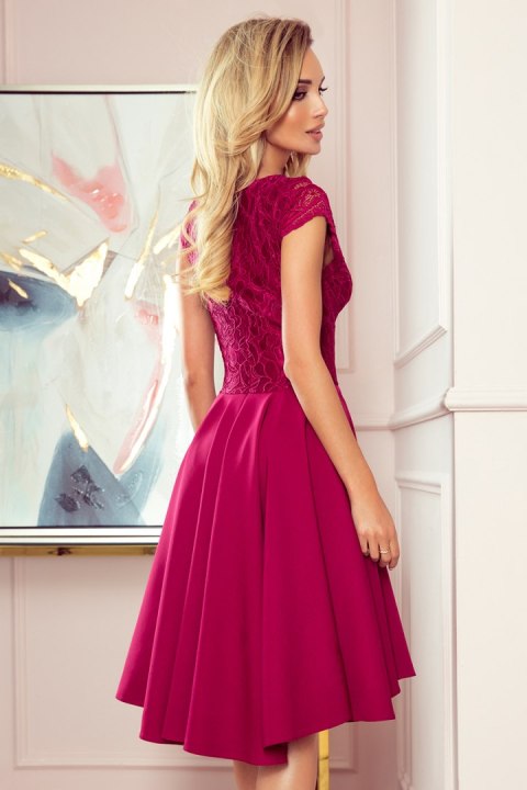 300-4 PATRICIA - sukienka z dłuższym tyłem i koronkowym dekoltem - BORDOWA - XXXXL 300-4 PATRICIA - sukienka z dłuższym tyłem i koronkowym dekoltem - BORDOWA - XXXXL