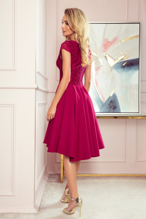 300-4 PATRICIA - sukienka z dłuższym tyłem i koronkowym dekoltem - BORDOWA - XXXXL 300-4 PATRICIA - sukienka z dłuższym tyłem i koronkowym dekoltem - BORDOWA - XXXXL